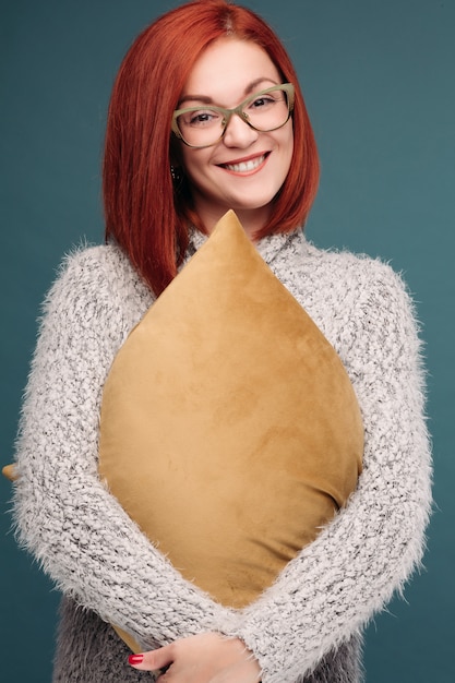 Client mulțumit cu o pernă brodată